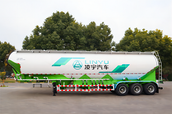 粉粒物料運(yùn)輸車的特點(diǎn)詳解！