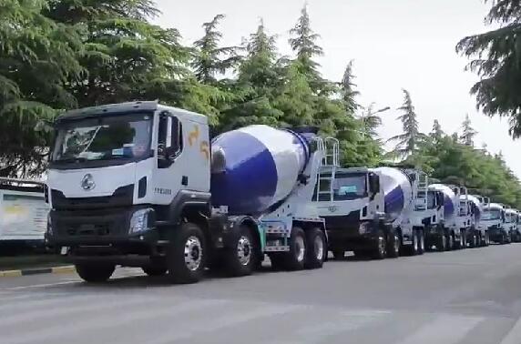 市場如此火爆，一批批新車交付用戶。場面壯觀！